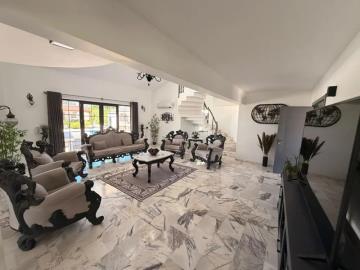 TC2026-lounge-with-stairs-leading-off