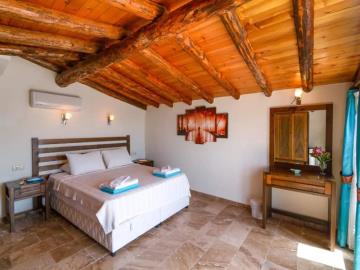 TC2027-spacious-double-bedroom