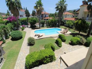 TC2030-large-garden-and-pool