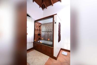 St-Lucia-Homes---Villa-Papillon---Bathroom-2