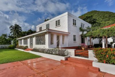 Kaye-Blanche-Courtyard-and-East-Side-850x570