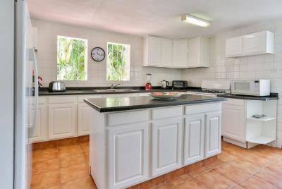Kaye-Blanche-Kitchen-850x570