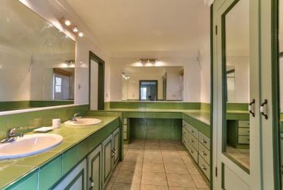 Kaye-Blanche-Upstairs-Green-Bathroom-850x570