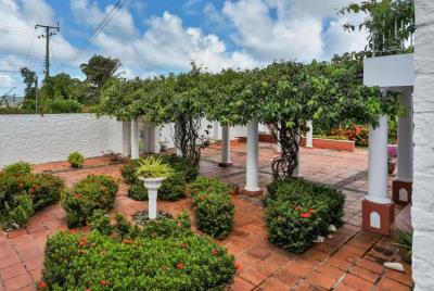 Kaye-Blanche-Courtyard-850x570