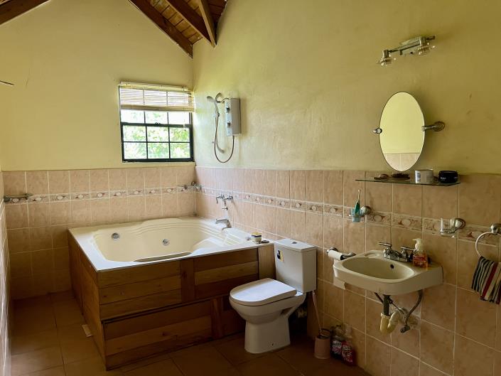 Image No.14-6 Bed Semi-Detached for sale