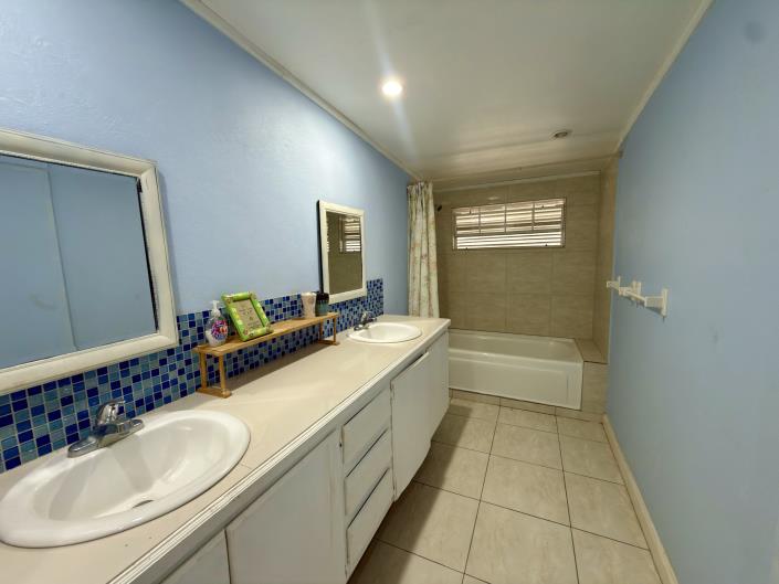 Image No.11-3 Bed House for sale