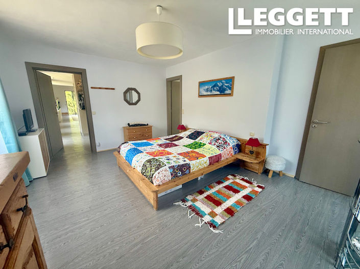 Image No.6-5 Bed House for sale