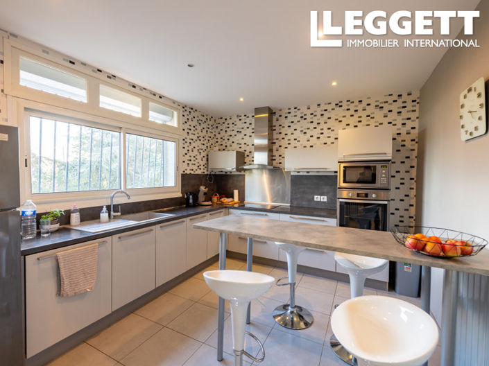 Image No.4-8 Bed House for sale