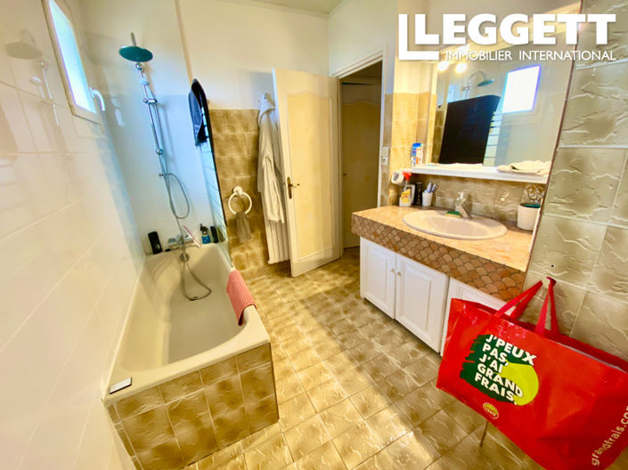 Image No.6-8 Bed House for sale