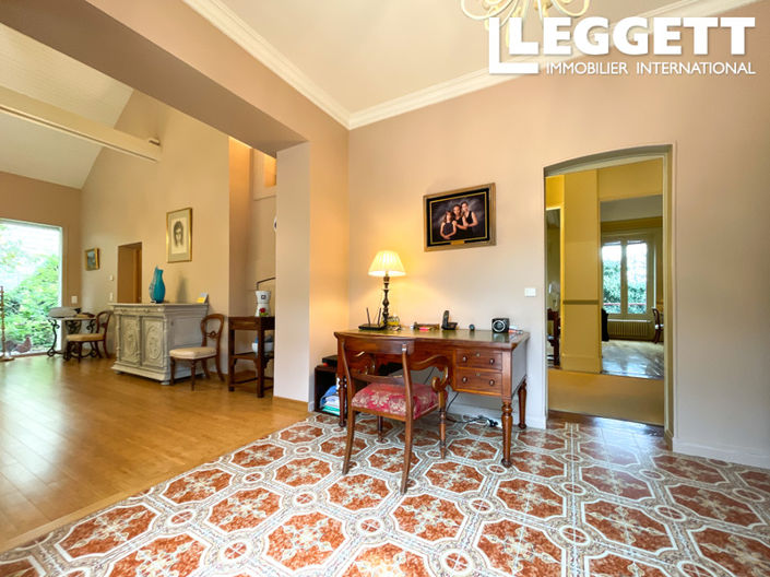 Image No.6-5 Bed House for sale