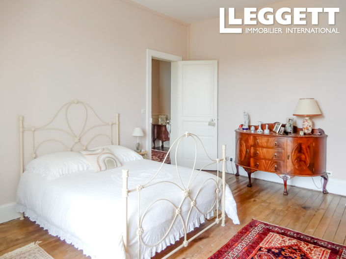 Image No.7-8 Bed House for sale