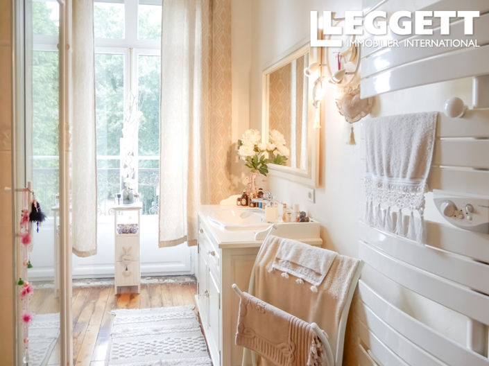 Image No.8-8 Bed House for sale