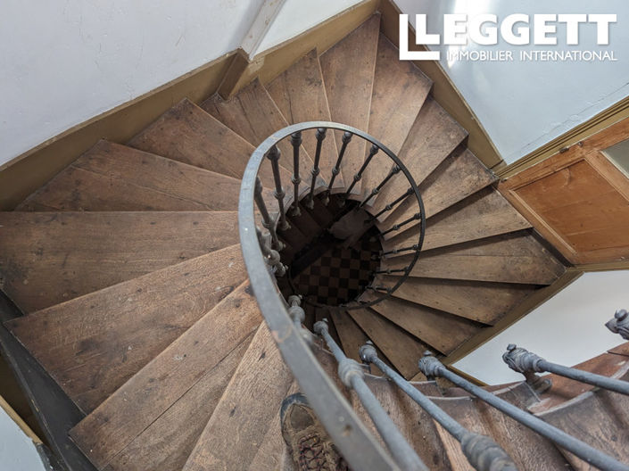 Image No.8-6 Bed Commercial for sale