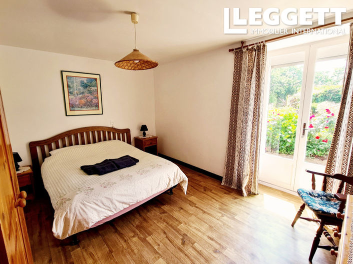 Image No.6-8 Bed House for sale