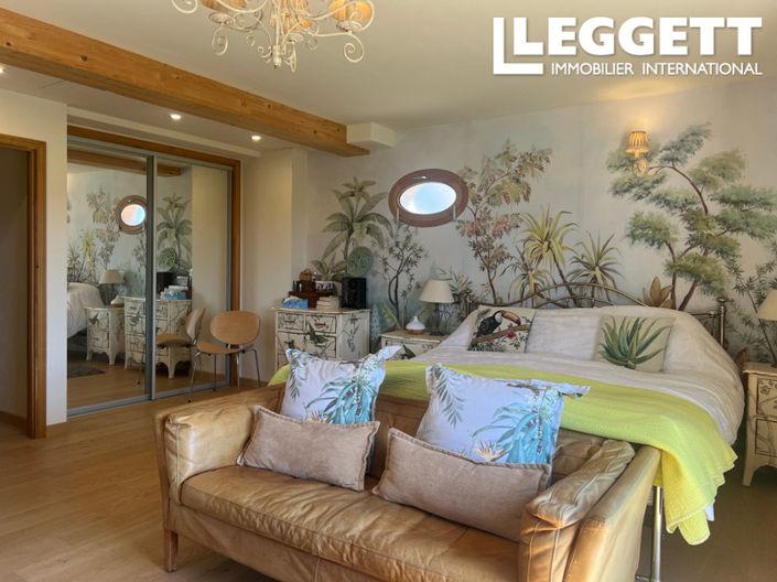 Image No.6-5 Bed House for sale