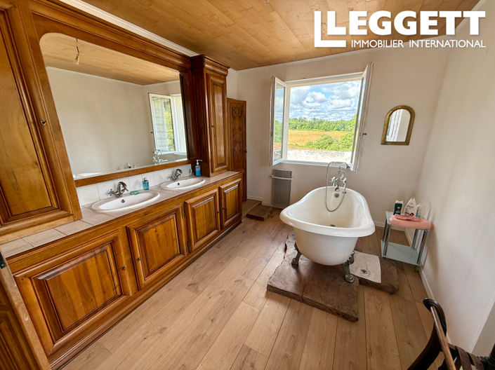 Image No.10-Commercial de 4 chambres à vendre à Charente