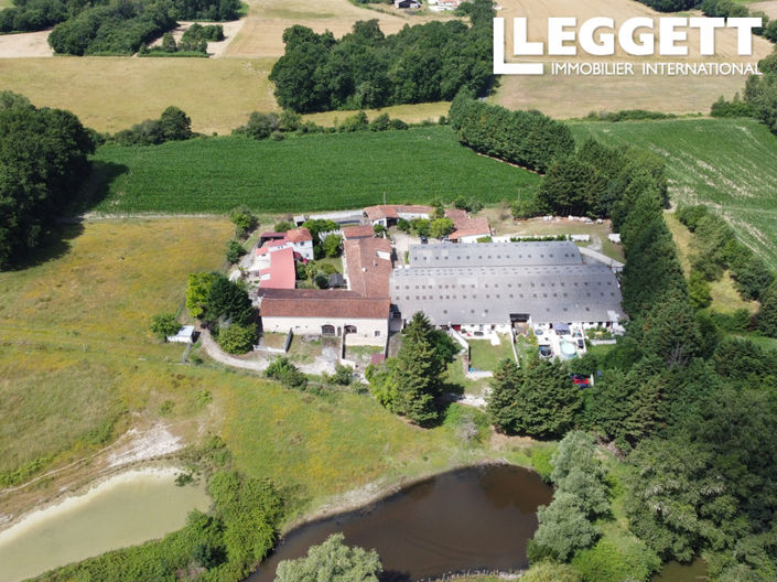 Image No.2-Commercial de 4 chambres à vendre à Charente