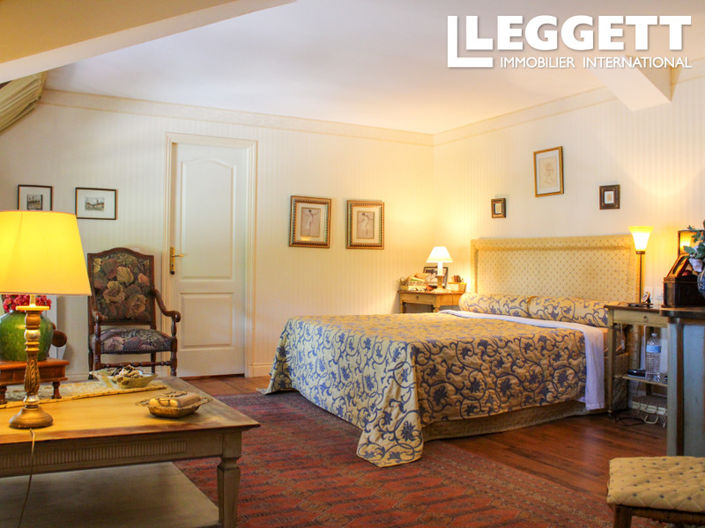 Image No.8-5 Bed House for sale