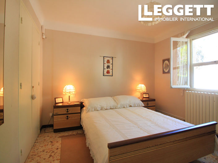 Image No.8-5 Bed House for sale