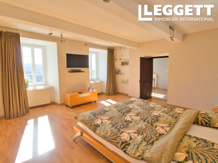 Image No.8-6 Bed House for sale