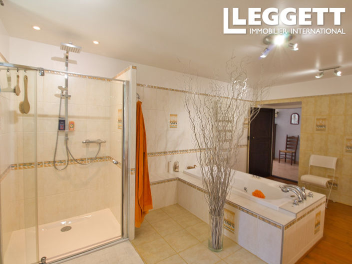 Image No.9-6 Bed House for sale