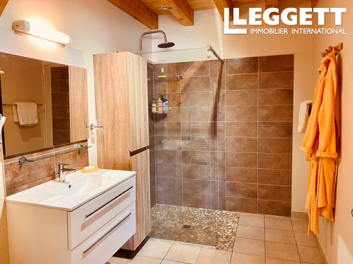 Image No.8-7 Bed House for sale