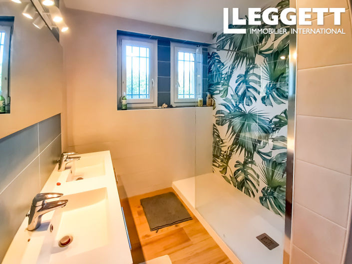 Image No.8-6 Bed House for sale