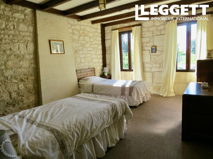 Image No.6-8 Bed House for sale