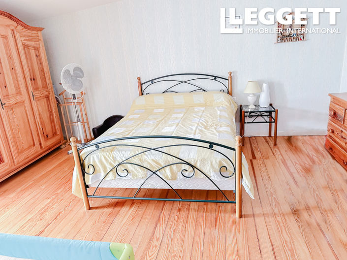 Image No.8-5 Bed House for sale