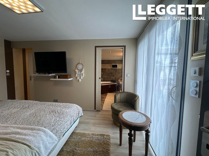 Image No.8-5 Bed House for sale