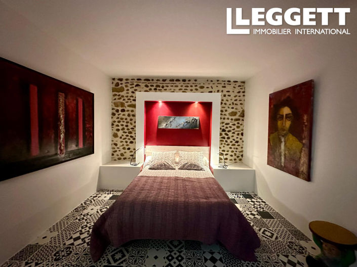 Image No.8-5 Bed Commercial for sale