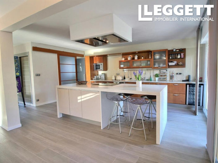 Image No.8-5 Bed House for sale