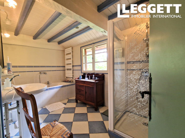 Image No.8-8 Bed House for sale