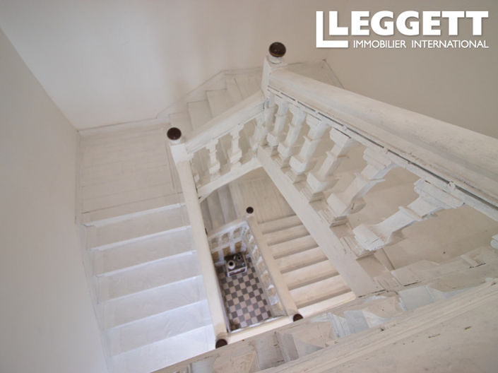 Image No.8-5 Bed House for sale