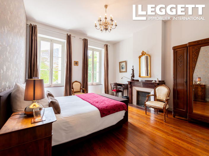 Image No.8-8 Bed House for sale