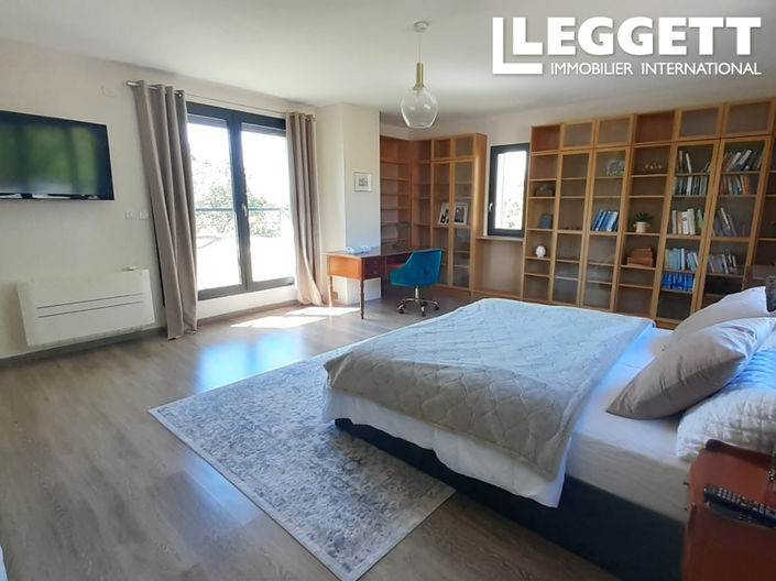 Image No.8-5 Bed House for sale