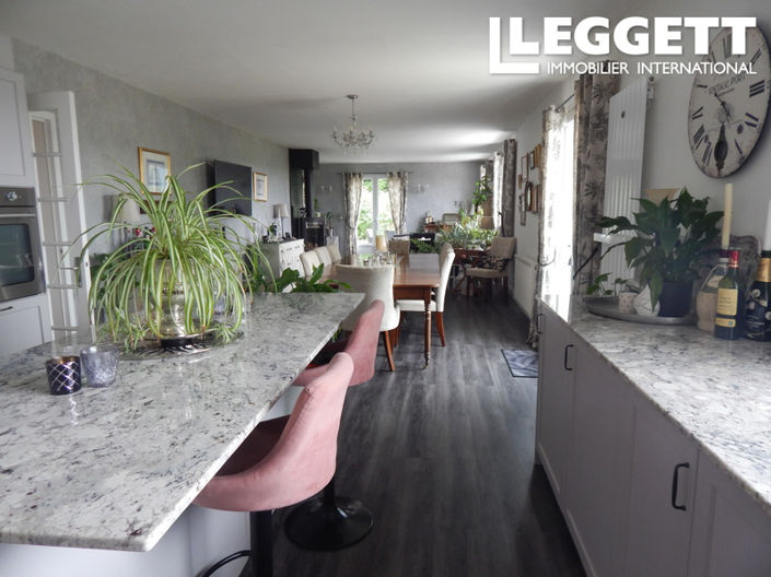 Image No.6-6 Bed House for sale
