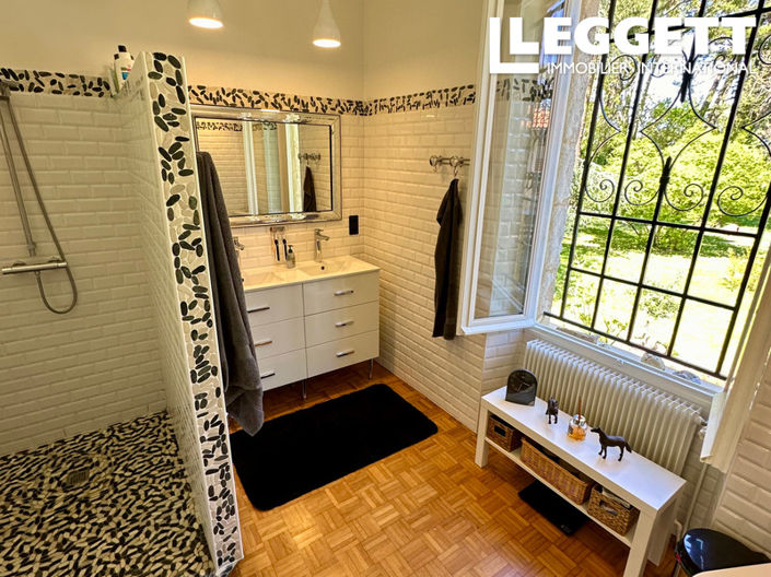 Image No.8-6 Bed House for sale