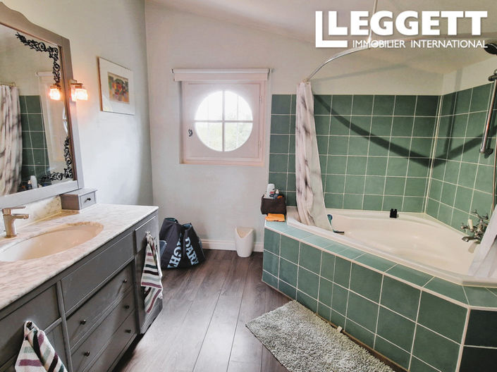 Image No.8-2 Bed House for sale