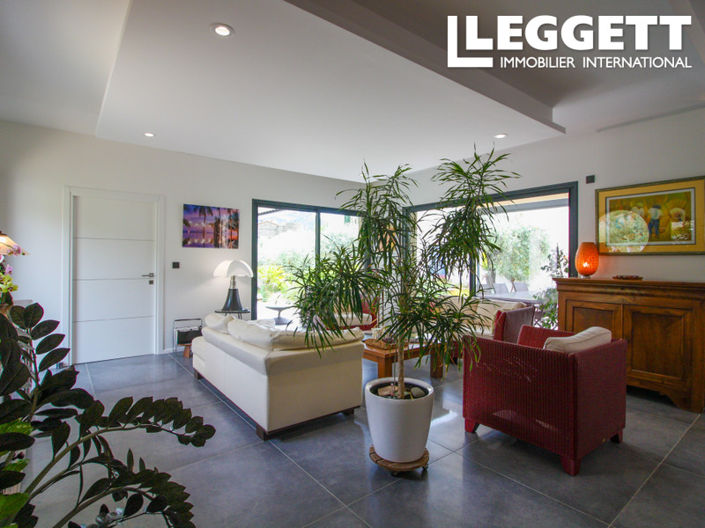 Image No.8-6 Bed House for sale