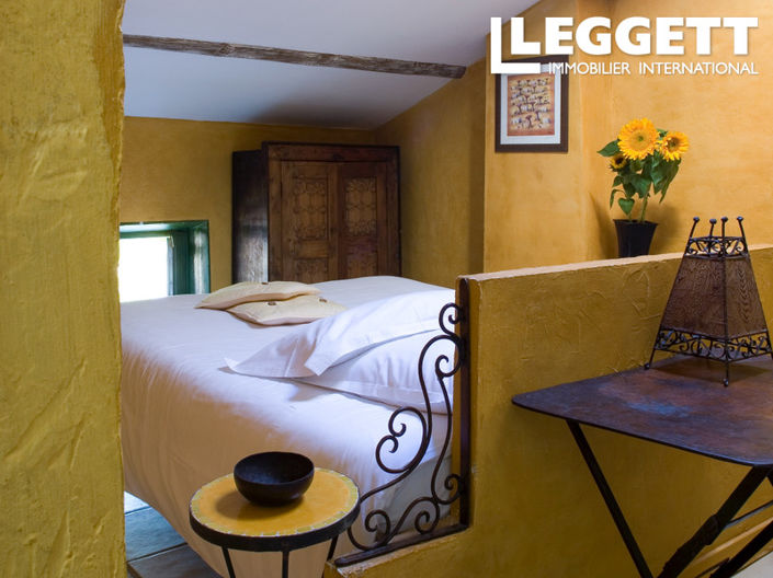 Image No.8-10 Bed House for sale