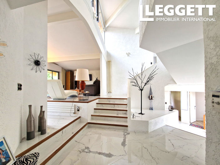 Image No.5-6 Bed House for sale