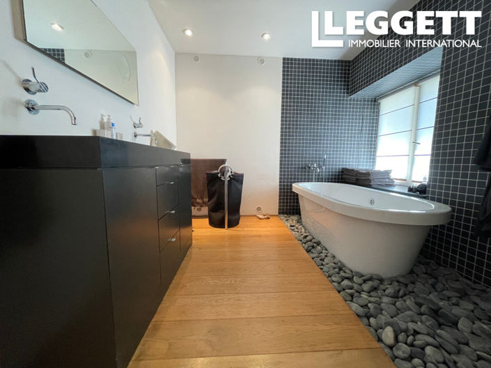 Image No.8-8 Bed House for sale