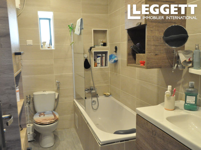 Image No.8-8 Bed House for sale