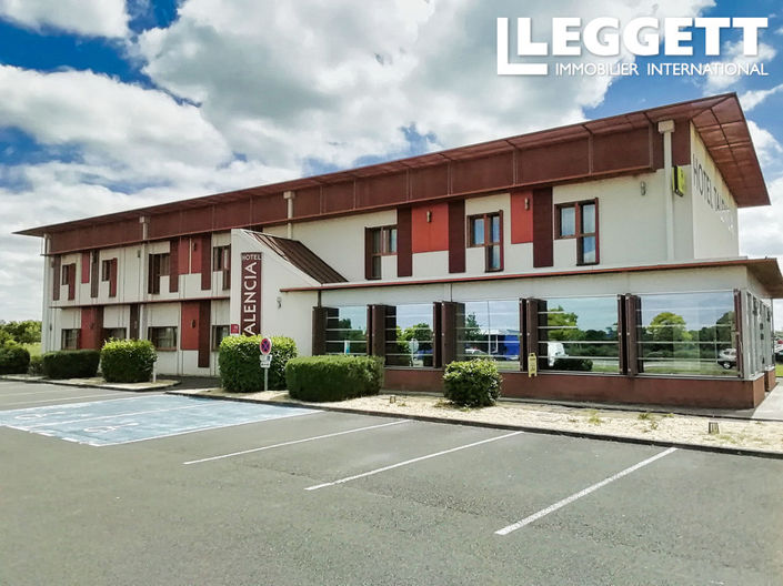 Image No.1-Commercial de 24 chambres à vendre à Thouars