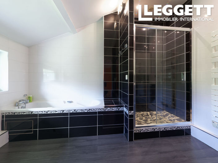 Image No.8-6 Bed House for sale