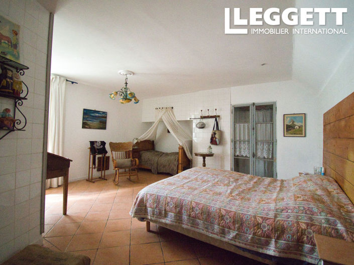 Image No.8-8 Bed House for sale