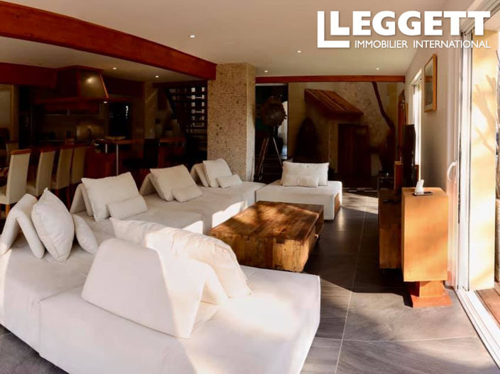 Image No.8-5 Bed House for sale