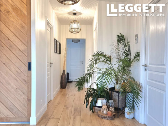 Image No.6-5 Bed House for sale