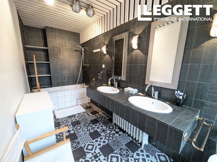 Image No.8-10 Bed House for sale